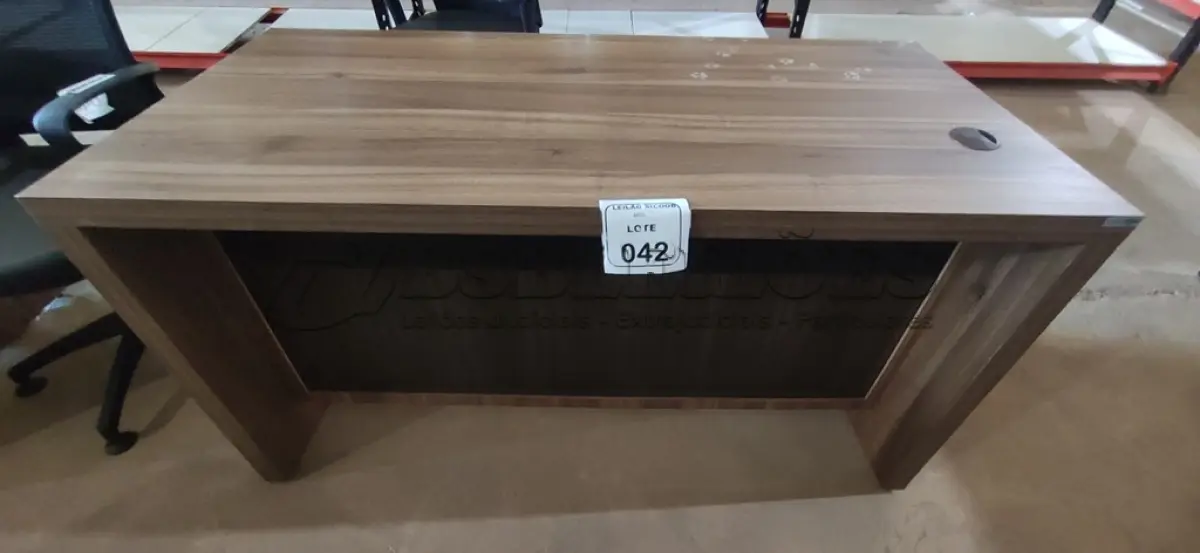 LOTE 042 - 01 MESA EM MADEIRA PARA ESCRITÓRIO COM GAVETA. (NO ESTADO) ATENÇÃO! FAZER A VISITAÇÃO ANTES DE ARREMATAR, NÃO SABEMOS SE FUNCIONA, LEILÃO NÃO TEM GARANTIA E NEM DEVOLUÇÃO, SUJEITO A POSSÍVEIS AVARIAS VISÍVEIS/OCULTAS E/OU AUSÊNCIA DE COMPONENTES.