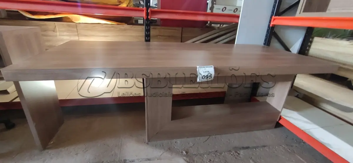 LOTE 095 - 01 MESA EM MADEIRA DE CANTO. (NO ESTADO) ATENÇÃO! FAZER A VISITAÇÃO ANTES DE ARREMATAR, NÃO SABEMOS SE FUNCIONA, LEILÃO NÃO TEM GARANTIA E NEM DEVOLUÇÃO, SUJEITO A POSSÍVEIS AVARIAS VISÍVEIS/OCULTAS E/OU AUSÊNCIA DE COMPONENTES.