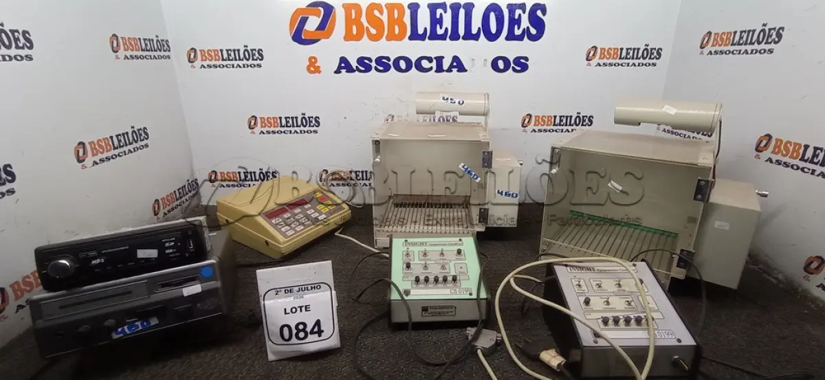 LOTE 084 - 01 GERADOR DE PULSOS MARCA QUARK, 02 CAIXAS DE CONDICIONAMENTO ANIMAL, 01 APARELHO DE SOM AUTOMOTIVO E 01 RÁDIO MODELO FR 200. (NO ESTADO) ATENÇÃO! FAZER A VISITAÇÃO ANTES DE ARREMATAR, NÃO SABEMOS SE FUNCIONA, LEILÃO NÃO TEM GARANTIA E NEM DEVOLUÇÃO, SUJEITO A POSSÍVEIS AVARIAS VISÍVEIS/OCULTAS E/OU AUSÊNCIA DE COMPONENTES.