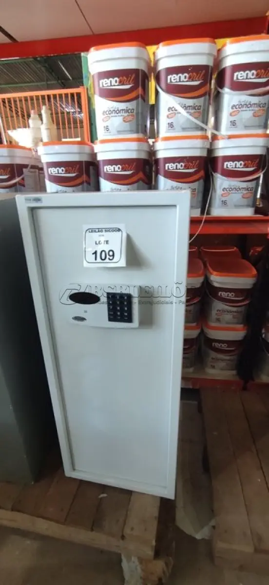 LOTE 109 - 01 COFRE DE AÇO COM FECHADURA DIGITAL. (NO ESTADO) ATENÇÃO! FAZER A VISITAÇÃO ANTES DE ARREMATAR, NÃO SABEMOS SE FUNCIONA, LEILÃO NÃO TEM GARANTIA E NEM DEVOLUÇÃO, SUJEITO A POSSÍVEIS AVARIAS VISÍVEIS/OCULTAS E/OU AUSÊNCIA DE COMPONENTES.