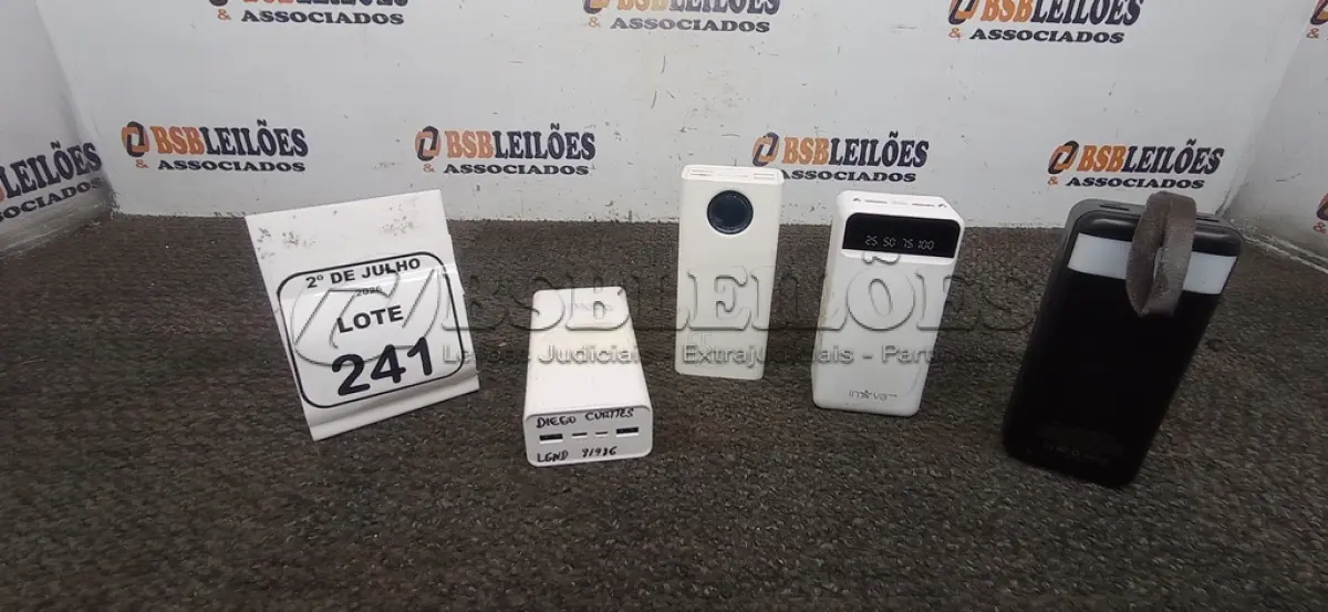 LOTE 241 - 04 POWER BANK DE MARCAS DIVERSAS. (NO ESTADO) ATENÇÃO! FAZER A VISITAÇÃO ANTES DE ARREMATAR, NÃO SABEMOS SE FUNCIONA, LEILÃO NÃO TEM GARANTIA E NEM DEVOLUÇÃO, SUJEITO A POSSÍVEIS AVARIAS VISÍVEIS/OCULTAS E/OU AUSÊNCIA DE COMPONENTES.