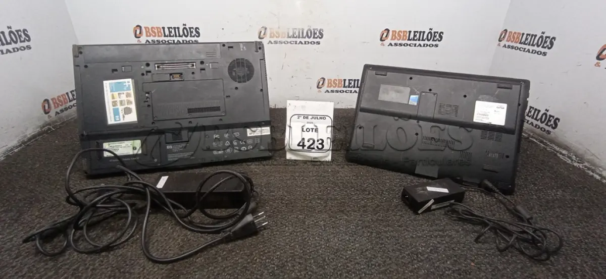 LOTE 423 - 02 MONITORES COM FONTES MARCAS HP E POSITIVO. (NO ESTADO) ATENÇÃO! FAZER A VISITAÇÃO ANTES DE ARREMATAR, NÃO SABEMOS SE FUNCIONA, LEILÃO NÃO TEM GARANTIA E NEM DEVOLUÇÃO, SUJEITO A POSSÍVEIS AVARIAS VISÍVEIS/OCULTAS E/OU AUSÊNCIA DE COMPONENTES.