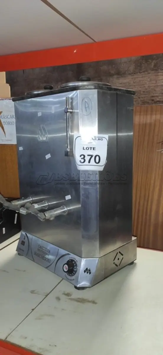 LOTE 370 - 01 CAFETEIRA INDUSTRIAL. (NO ESTADO) ATENÇÃO! FAZER A VISITAÇÃO ANTES DE ARREMATAR, NÃO SABEMOS SE FUNCIONA, LEILÃO NÃO TEM GARANTIA E NEM DEVOLUÇÃO, SUJEITO A POSSÍVEIS AVARIAS VISÍVEIS/OCULTAS E/OU AUSÊNCIA DE COMPONENTES.