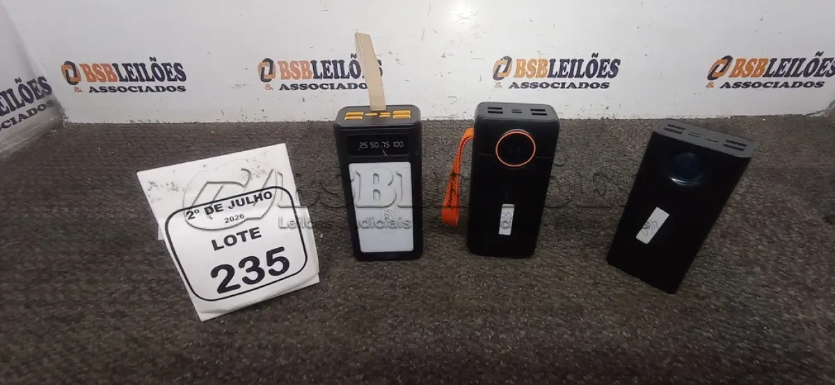 LOTE 235 - 03 POWER BANK DE MARCAS DIVERSAS. (NO ESTADO) ATENÇÃO! FAZER A VISITAÇÃO ANTES DE ARREMATAR, NÃO SABEMOS SE FUNCIONA, LEILÃO NÃO TEM GARANTIA E NEM DEVOLUÇÃO, SUJEITO A POSSÍVEIS AVARIAS VISÍVEIS/OCULTAS E/OU AUSÊNCIA DE COMPONENTES.