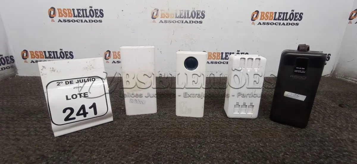 LOTE 241 - 04 POWER BANK DE MARCAS DIVERSAS. (NO ESTADO) ATENÇÃO! FAZER A VISITAÇÃO ANTES DE ARREMATAR, NÃO SABEMOS SE FUNCIONA, LEILÃO NÃO TEM GARANTIA E NEM DEVOLUÇÃO, SUJEITO A POSSÍVEIS AVARIAS VISÍVEIS/OCULTAS E/OU AUSÊNCIA DE COMPONENTES.
