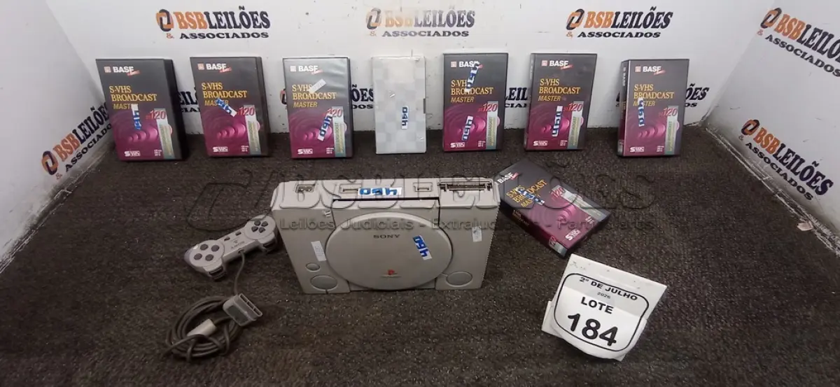 LOTE 184 - 01 PLAY STATION 1 COM 01 CONTROLE E 07 FITAS VHS BASF MARCA EMTEC. (NO ESTADO) ATENÇÃO! FAZER A VISITAÇÃO ANTES DE ARREMATAR, NÃO SABEMOS SE FUNCIONA, LEILÃO NÃO TEM GARANTIA E NEM DEVOLUÇÃO, SUJEITO A POSSÍVEIS AVARIAS VISÍVEIS/OCULTAS E/OU AUSÊNCIA DE COMPONENTES.