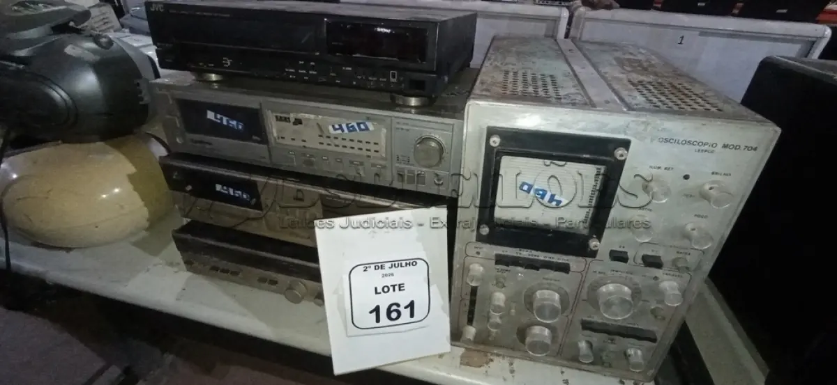 LOTE 161 - 01 APARELHO DE VÍDEO CASSETE, 01 TOCA FITAS, 01 TAPE DECK E 01 PROGRAMADOR DE ÁUDIO. (NO ESTADO) ATENÇÃO! FAZER A VISITAÇÃO ANTES DE ARREMATAR, NÃO SABEMOS SE FUNCIONA, LEILÃO NÃO TEM GARANTIA E NEM DEVOLUÇÃO, SUJEITO A POSSÍVEIS AVARIAS VISÍVEIS/OCULTAS E/OU AUSÊNCIA DE COMPONENTES.