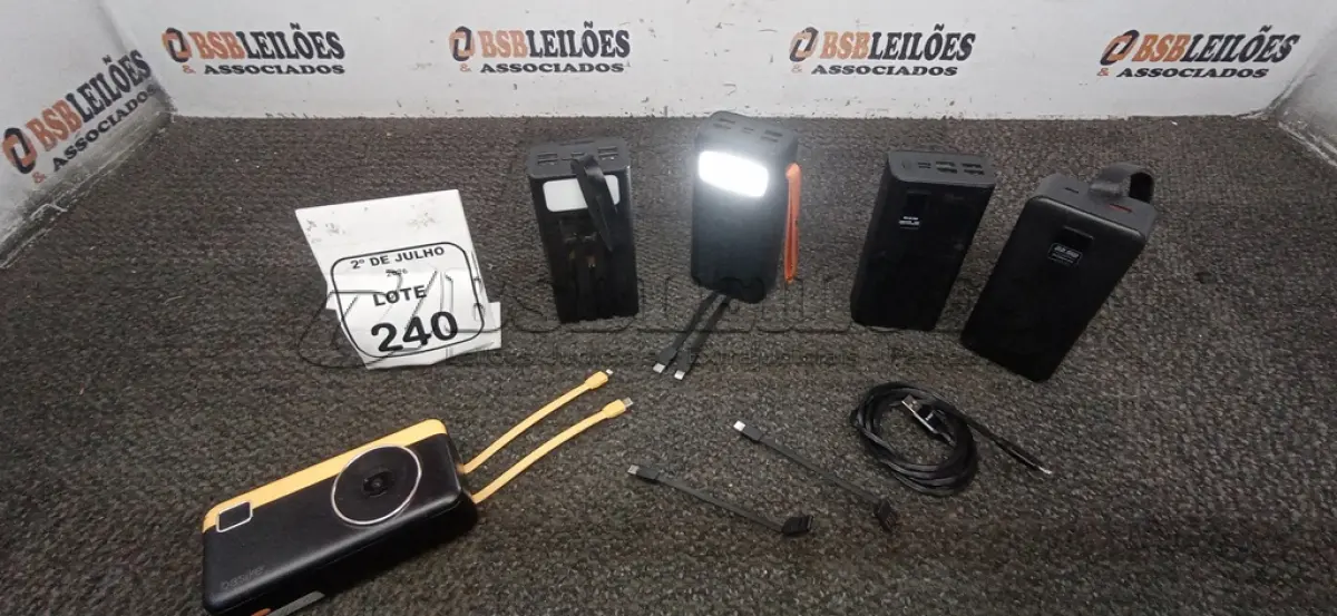 LOTE 240 - 04 POWER BANK DE MARCAS DIVERSAS. (NO ESTADO) ATENÇÃO! FAZER A VISITAÇÃO ANTES DE ARREMATAR, NÃO SABEMOS SE FUNCIONA, LEILÃO NÃO TEM GARANTIA E NEM DEVOLUÇÃO, SUJEITO A POSSÍVEIS AVARIAS VISÍVEIS/OCULTAS E/OU AUSÊNCIA DE COMPONENTES.