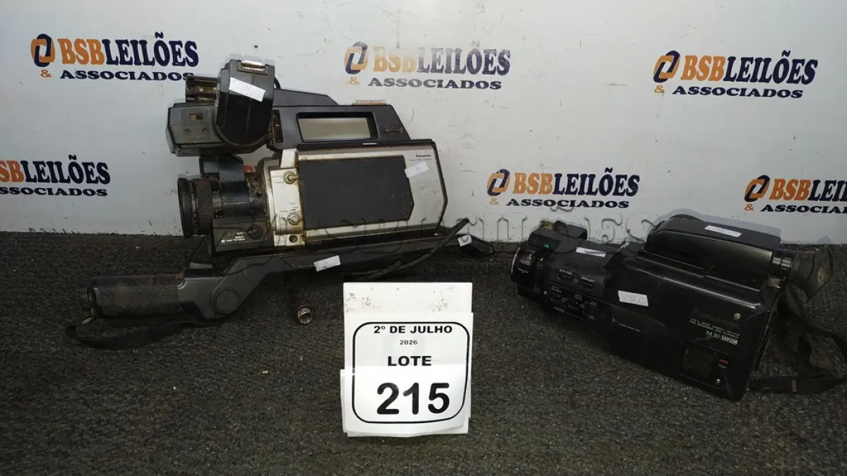 LOTE 215 - 02 FILMADORAS MODELO ANTIGO. (NO ESTADO) ATENÇÃO! FAZER A VISITAÇÃO ANTES DE ARREMATAR, NÃO SABEMOS SE FUNCIONA, LEILÃO NÃO TEM GARANTIA E NEM DEVOLUÇÃO, SUJEITO A POSSÍVEIS AVARIAS VISÍVEIS/OCULTAS E/OU AUSÊNCIA DE COMPONENTES.