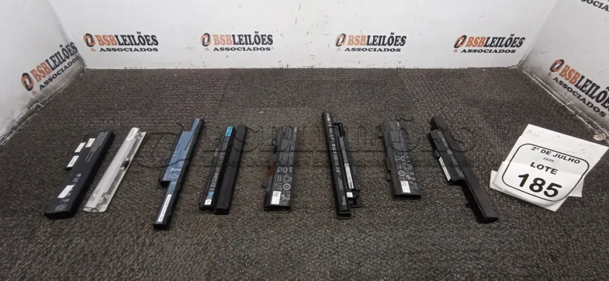 LOTE 185 - 08 BATERIAS DE NOTEBOOK DE MARCAS E MODELOS DIVERSOS. (NO ESTADO) ATENÇÃO! FAZER A VISITAÇÃO ANTES DE ARREMATAR, NÃO SABEMOS SE FUNCIONA, LEILÃO NÃO TEM GARANTIA E NEM DEVOLUÇÃO, SUJEITO A POSSÍVEIS AVARIAS VISÍVEIS/OCULTAS E/OU AUSÊNCIA DE COMPONENTES.