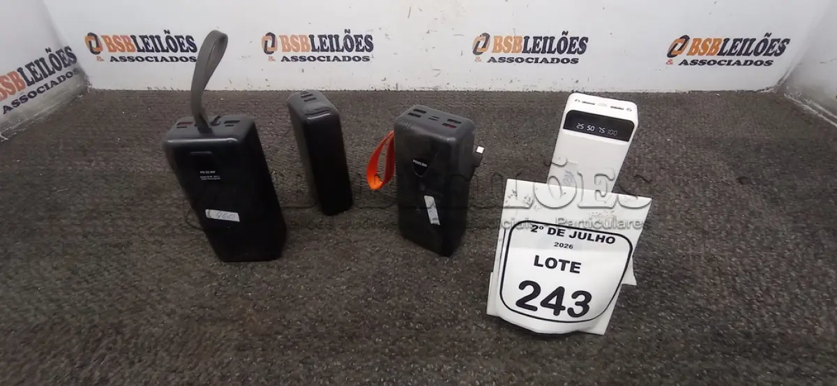 LOTE 243 - 03 POWER BANK DE MARCAS DIVERSAS. (NO ESTADO) ATENÇÃO! FAZER A VISITAÇÃO ANTES DE ARREMATAR, NÃO SABEMOS SE FUNCIONA, LEILÃO NÃO TEM GARANTIA E NEM DEVOLUÇÃO, SUJEITO A POSSÍVEIS AVARIAS VISÍVEIS/OCULTAS E/OU AUSÊNCIA DE COMPONENTES.