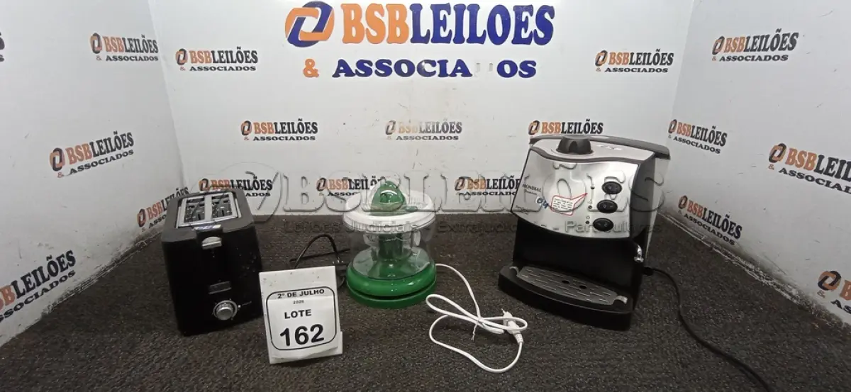 LOTE 162 - 01 MÁQUINA DE CAFÉ EXPRESSO, 01 TORRADEIRA E 01 ESPREMEDOR DE FRUTAS MARCA MONDIAL. (NO ESTADO) ATENÇÃO! FAZER A VISITAÇÃO ANTES DE ARREMATAR, NÃO SABEMOS SE FUNCIONA, LEILÃO NÃO TEM GARANTIA E NEM DEVOLUÇÃO, SUJEITO A POSSÍVEIS AVARIAS VISÍVEIS/OCULTAS E/OU AUSÊNCIA DE COMPONENTES.
