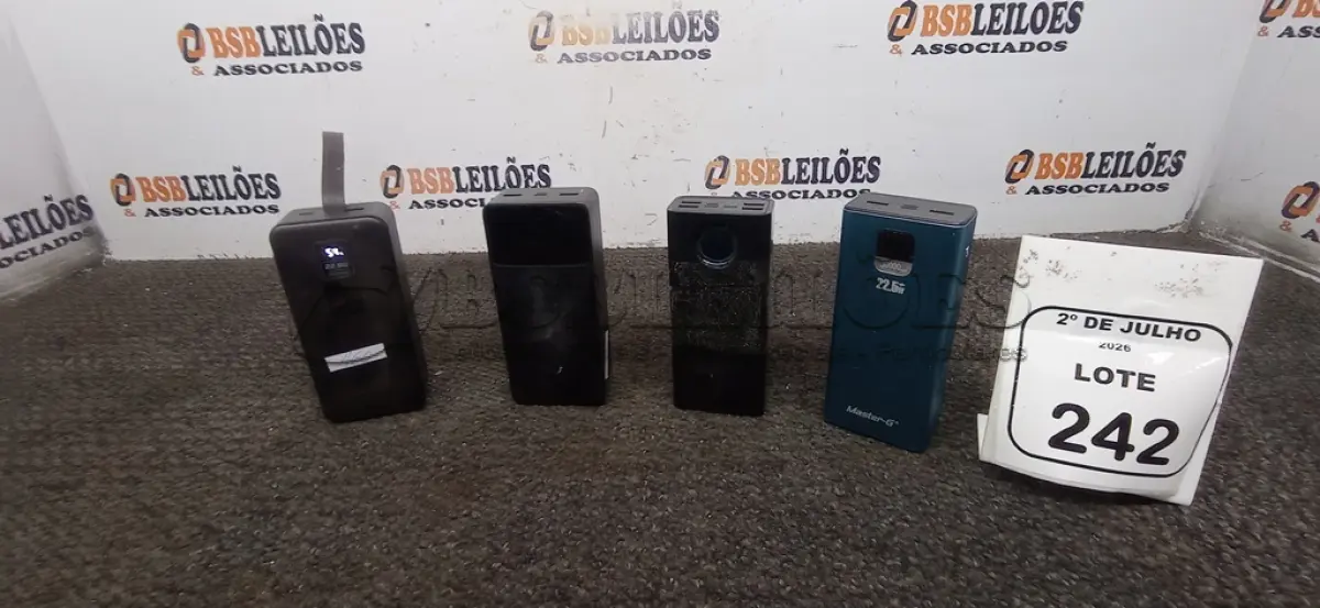 LOTE 242 - 04 POWER BANK DE MARCAS DIVERSAS. (NO ESTADO) ATENÇÃO! FAZER A VISITAÇÃO ANTES DE ARREMATAR, NÃO SABEMOS SE FUNCIONA, LEILÃO NÃO TEM GARANTIA E NEM DEVOLUÇÃO, SUJEITO A POSSÍVEIS AVARIAS VISÍVEIS/OCULTAS E/OU AUSÊNCIA DE COMPONENTES.