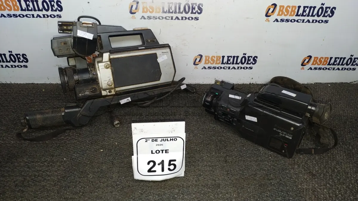 LOTE 215 - 02 FILMADORAS MODELO ANTIGO. (NO ESTADO) ATENÇÃO! FAZER A VISITAÇÃO ANTES DE ARREMATAR, NÃO SABEMOS SE FUNCIONA, LEILÃO NÃO TEM GARANTIA E NEM DEVOLUÇÃO, SUJEITO A POSSÍVEIS AVARIAS VISÍVEIS/OCULTAS E/OU AUSÊNCIA DE COMPONENTES.