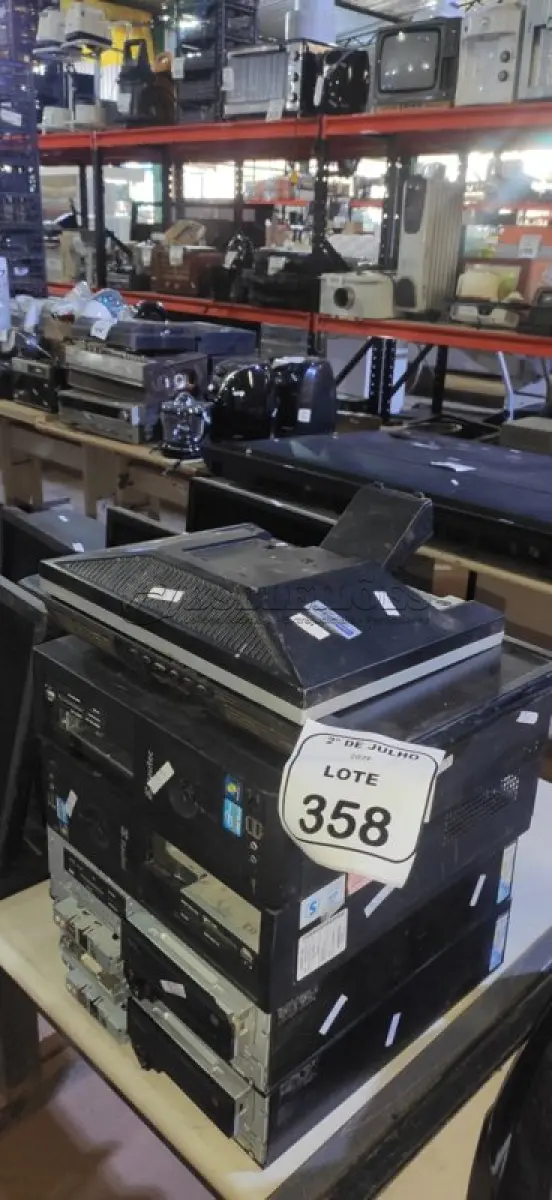 LOTE 358 - 04 CPUS E 02 MONITORES PARA RETIRADA DE PEÇAS. (NO ESTADO) ATENÇÃO! FAZER A VISITAÇÃO ANTES DE ARREMATAR, NÃO SABEMOS SE FUNCIONA, LEILÃO NÃO TEM GARANTIA E NEM DEVOLUÇÃO, SUJEITO A POSSÍVEIS AVARIAS VISÍVEIS/OCULTAS E/OU AUSÊNCIA DE COMPONENTES.