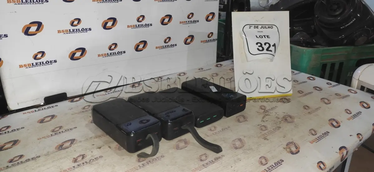 LOTE 321 - 04 POWER BANK DE MARCAS DIVERSAS. (NO ESTADO) ATENÇÃO! FAZER A VISITAÇÃO ANTES DE ARREMATAR, NÃO SABEMOS SE FUNCIONA, LEILÃO NÃO TEM GARANTIA E NEM DEVOLUÇÃO, SUJEITO A POSSÍVEIS AVARIAS VISÍVEIS/OCULTAS E/OU AUSÊNCIA DE COMPONENTES.