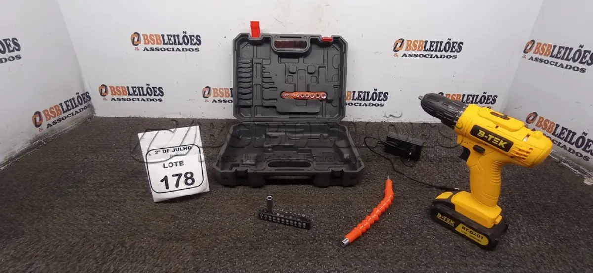 LOTE 178 - 01 PARAFUSADEIRA A BATERIA 21V COM BITS E MALETA. (NO ESTADO) ATENÇÃO! FAZER A VISITAÇÃO ANTES DE ARREMATAR, NÃO SABEMOS SE FUNCIONA, LEILÃO NÃO TEM GARANTIA E NEM DEVOLUÇÃO, SUJEITO A POSSÍVEIS AVARIAS VISÍVEIS/OCULTAS E/OU AUSÊNCIA DE COMPONENTES.