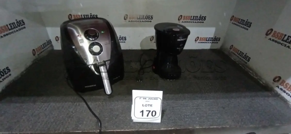 LOTE 170 - 01 AIR FRYER E 01 CAFETEIRA MARCA MONDIAL. (NO ESTADO) ATENÇÃO! FAZER A VISITAÇÃO ANTES DE ARREMATAR, NÃO SABEMOS SE FUNCIONA, LEILÃO NÃO TEM GARANTIA E NEM DEVOLUÇÃO, SUJEITO A POSSÍVEIS AVARIAS VISÍVEIS/OCULTAS E/OU AUSÊNCIA DE COMPONENTES.