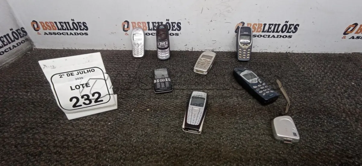 LOTE 232 - 07 CELULARES DE MODELOS ANTIGOS DE MARCAS E MODELOS DIVERSOS. (NO ESTADO) ATENÇÃO! FAZER A VISITAÇÃO ANTES DE ARREMATAR, NÃO SABEMOS SE FUNCIONA, LEILÃO NÃO TEM GARANTIA E NEM DEVOLUÇÃO, SUJEITO A POSSÍVEIS AVARIAS VISÍVEIS/OCULTAS E/OU AUSÊNCIA DE COMPONENTES.