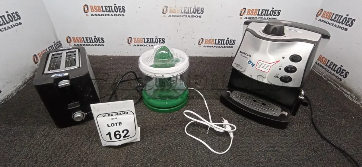 LOTE 162 - 01 MÁQUINA DE CAFÉ EXPRESSO, 01 TORRADEIRA E 01 ESPREMEDOR DE FRUTAS MARCA MONDIAL. (NO ESTADO) ATENÇÃO! FAZER A VISITAÇÃO ANTES DE ARREMATAR, NÃO SABEMOS SE FUNCIONA, LEILÃO NÃO TEM GARANTIA E NEM DEVOLUÇÃO, SUJEITO A POSSÍVEIS AVARIAS VISÍVEIS/OCULTAS E/OU AUSÊNCIA DE COMPONENTES.