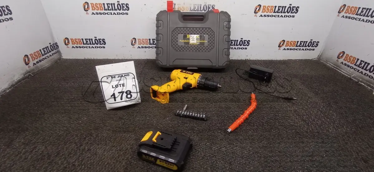 LOTE 178 - 01 PARAFUSADEIRA A BATERIA 21V COM BITS E MALETA. (NO ESTADO) ATENÇÃO! FAZER A VISITAÇÃO ANTES DE ARREMATAR, NÃO SABEMOS SE FUNCIONA, LEILÃO NÃO TEM GARANTIA E NEM DEVOLUÇÃO, SUJEITO A POSSÍVEIS AVARIAS VISÍVEIS/OCULTAS E/OU AUSÊNCIA DE COMPONENTES.