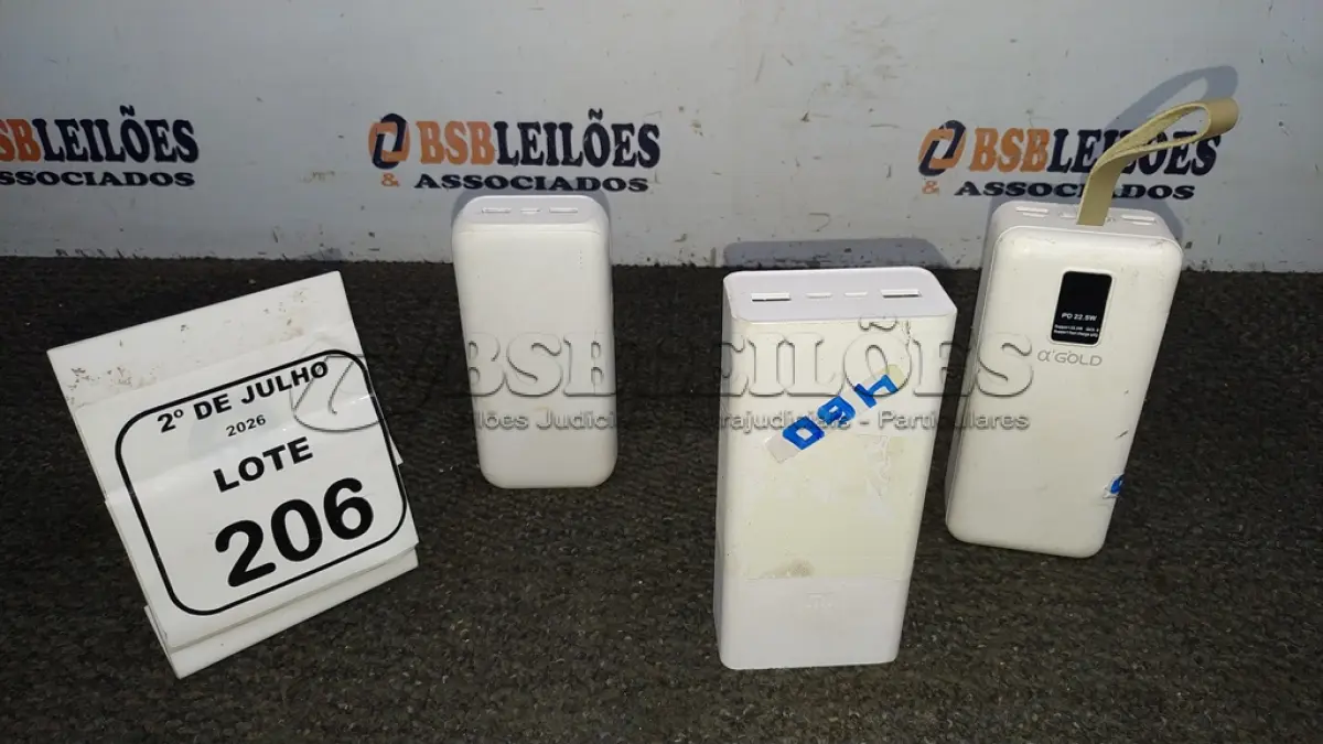 LOTE 206 - 03 POWER BANK DE MARCAS DIVERSAS. (NO ESTADO) ATENÇÃO! FAZER A VISITAÇÃO ANTES DE ARREMATAR, NÃO SABEMOS SE FUNCIONA, LEILÃO NÃO TEM GARANTIA E NEM DEVOLUÇÃO, SUJEITO A POSSÍVEIS AVARIAS VISÍVEIS/OCULTAS E/OU AUSÊNCIA DE COMPONENTES.