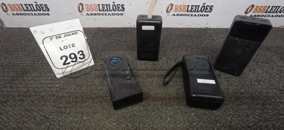 LOTE 293 - 04 POWER BANK DE MARCAS DIVERSAS. (NO ESTADO) ATENÇÃO! FAZER A VISITAÇÃO ANTES DE ARREMATAR, NÃO SABEMOS SE FUNCIONA, LEILÃO NÃO TEM GARANTIA E NEM DEVOLUÇÃO, SUJEITO A POSSÍVEIS AVARIAS VISÍVEIS/OCULTAS E/OU AUSÊNCIA DE COMPONENTES.