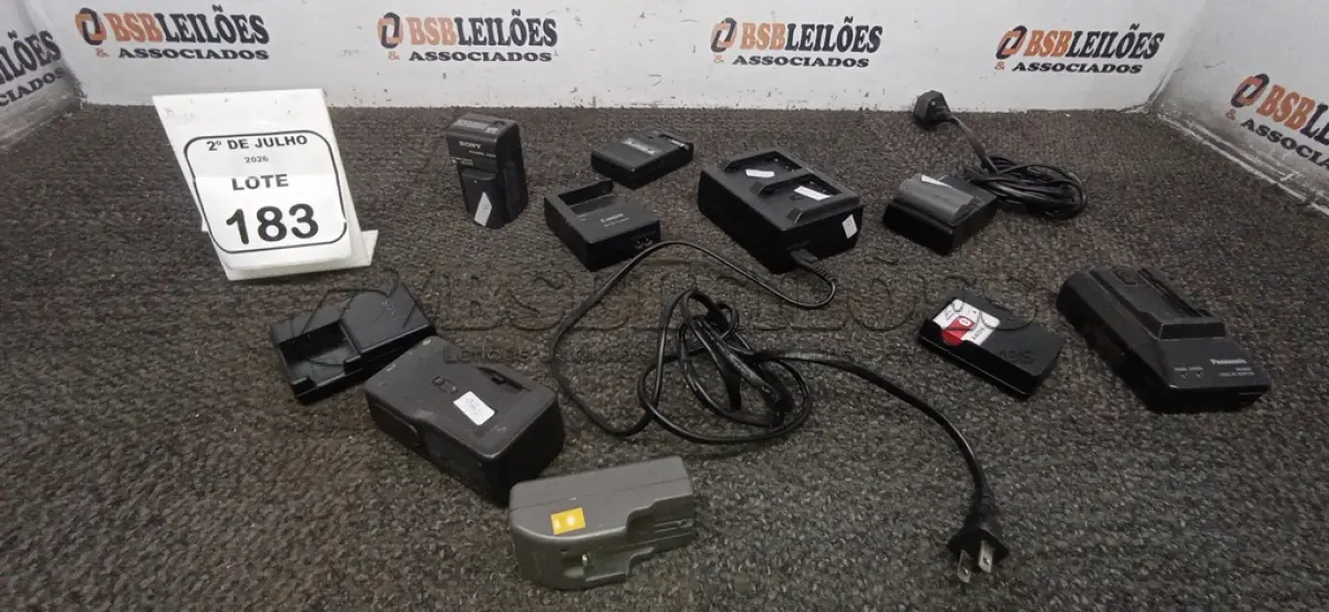 LOTE 183 - 10 CARREGADORES DE BATERIA DE CÂMERAS FOTOGRÁFICAS DE MARCAS E MODELOS DIVERSOS. (NO ESTADO) ATENÇÃO! FAZER A VISITAÇÃO ANTES DE ARREMATAR, NÃO SABEMOS SE FUNCIONA, LEILÃO NÃO TEM GARANTIA E NEM DEVOLUÇÃO, SUJEITO A POSSÍVEIS AVARIAS VISÍVEIS/OCULTAS E/OU AUSÊNCIA DE COMPONENTES.