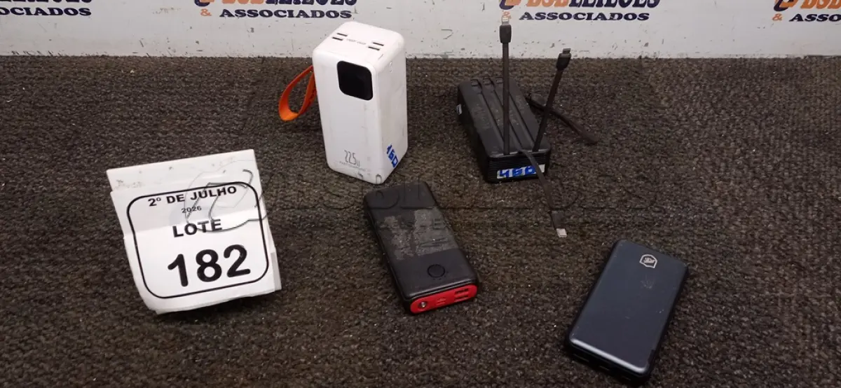 LOTE 182 - 04 POWER BANK DE MARCAS DIVERSAS. (NO ESTADO) ATENÇÃO! FAZER A VISITAÇÃO ANTES DE ARREMATAR, NÃO SABEMOS SE FUNCIONA, LEILÃO NÃO TEM GARANTIA E NEM DEVOLUÇÃO, SUJEITO A POSSÍVEIS AVARIAS VISÍVEIS/OCULTAS E/OU AUSÊNCIA DE COMPONENTES.