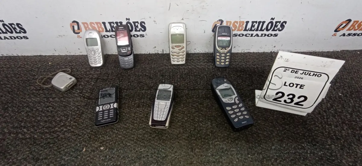 LOTE 232 - 07 CELULARES DE MODELOS ANTIGOS DE MARCAS E MODELOS DIVERSOS. (NO ESTADO) ATENÇÃO! FAZER A VISITAÇÃO ANTES DE ARREMATAR, NÃO SABEMOS SE FUNCIONA, LEILÃO NÃO TEM GARANTIA E NEM DEVOLUÇÃO, SUJEITO A POSSÍVEIS AVARIAS VISÍVEIS/OCULTAS E/OU AUSÊNCIA DE COMPONENTES.