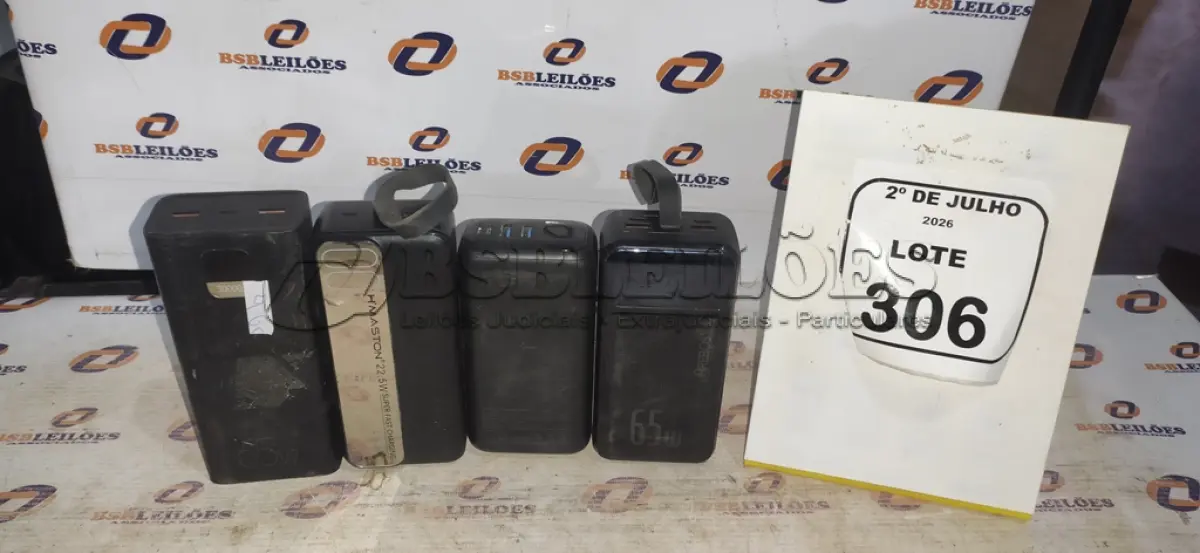 LOTE 306 - 04 POWER BANK DE MARCAS DIVERSAS. (NO ESTADO) ATENÇÃO! FAZER A VISITAÇÃO ANTES DE ARREMATAR, NÃO SABEMOS SE FUNCIONA, LEILÃO NÃO TEM GARANTIA E NEM DEVOLUÇÃO, SUJEITO A POSSÍVEIS AVARIAS VISÍVEIS/OCULTAS E/OU AUSÊNCIA DE COMPONENTES.