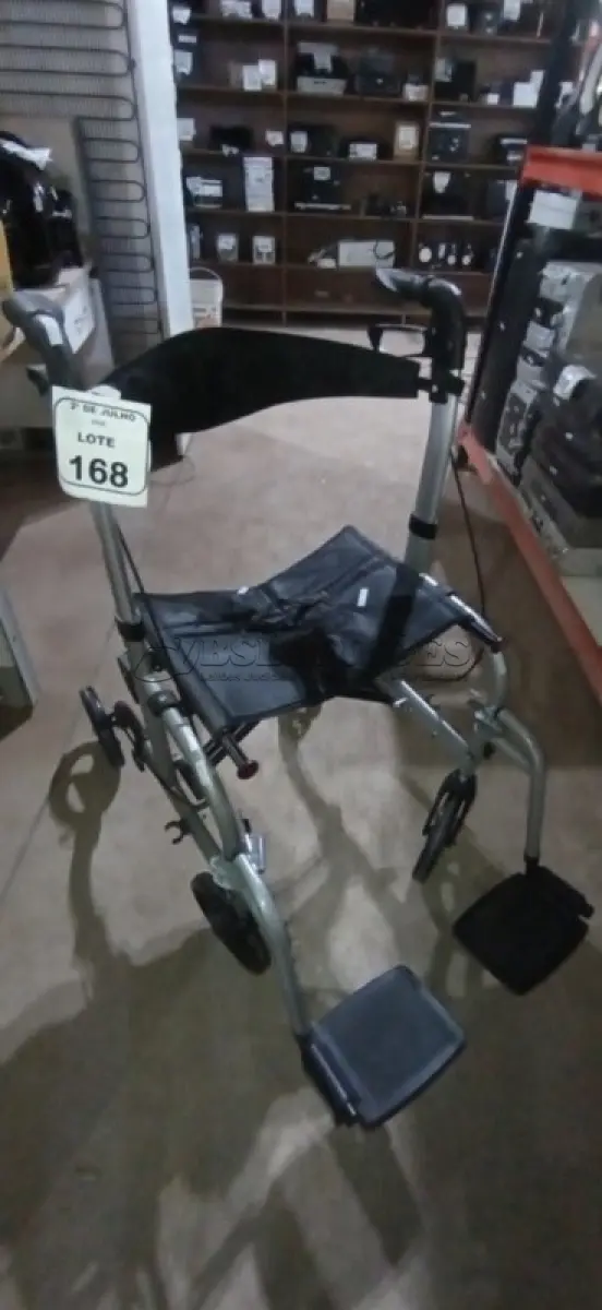 LOTE 168 - 01 ANDADOR DE 04 RODAS COM ASSENTO. (NO ESTADO) ATENÇÃO! FAZER A VISITAÇÃO ANTES DE ARREMATAR, NÃO SABEMOS SE FUNCIONA, LEILÃO NÃO TEM GARANTIA E NEM DEVOLUÇÃO, SUJEITO A POSSÍVEIS AVARIAS VISÍVEIS/OCULTAS E/OU AUSÊNCIA DE COMPONENTES.