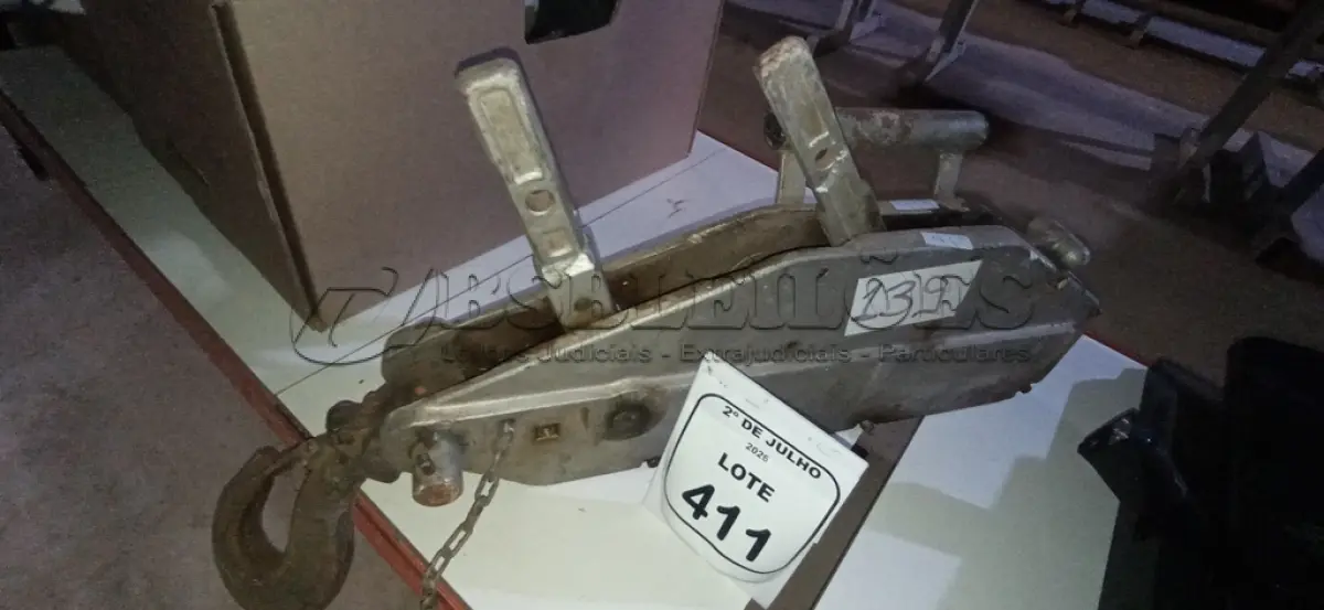 LOTE 411 - 01 GUINCHO. (NO ESTADO) ATENÇÃO! FAZER A VISITAÇÃO ANTES DE ARREMATAR, NÃO SABEMOS SE FUNCIONA, LEILÃO NÃO TEM GARANTIA E NEM DEVOLUÇÃO, SUJEITO A POSSÍVEIS AVARIAS VISÍVEIS/OCULTAS E/OU AUSÊNCIA DE COMPONENTES.