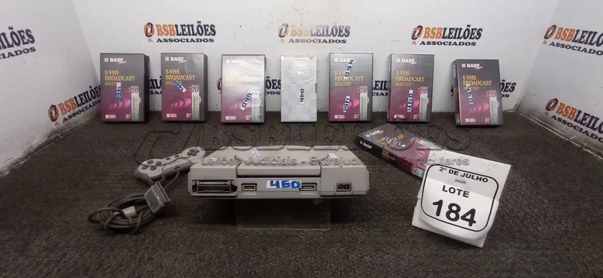 LOTE 184 - 01 PLAY STATION 1 COM 01 CONTROLE E 07 FITAS VHS BASF MARCA EMTEC. (NO ESTADO) ATENÇÃO! FAZER A VISITAÇÃO ANTES DE ARREMATAR, NÃO SABEMOS SE FUNCIONA, LEILÃO NÃO TEM GARANTIA E NEM DEVOLUÇÃO, SUJEITO A POSSÍVEIS AVARIAS VISÍVEIS/OCULTAS E/OU AUSÊNCIA DE COMPONENTES.