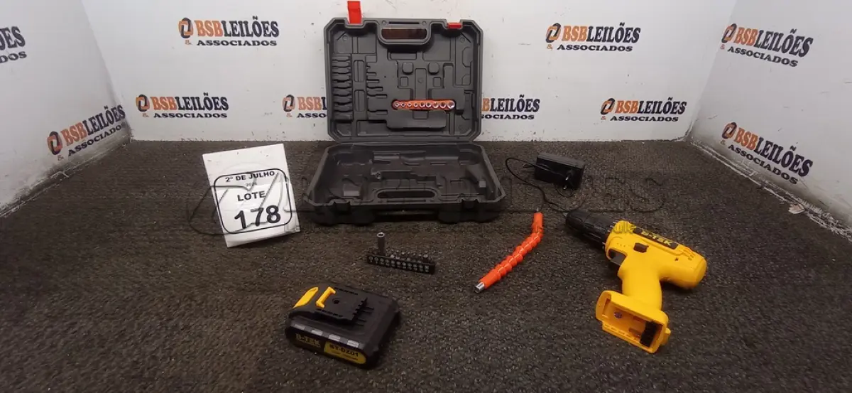LOTE 178 - 01 PARAFUSADEIRA A BATERIA 21V COM BITS E MALETA. (NO ESTADO) ATENÇÃO! FAZER A VISITAÇÃO ANTES DE ARREMATAR, NÃO SABEMOS SE FUNCIONA, LEILÃO NÃO TEM GARANTIA E NEM DEVOLUÇÃO, SUJEITO A POSSÍVEIS AVARIAS VISÍVEIS/OCULTAS E/OU AUSÊNCIA DE COMPONENTES.