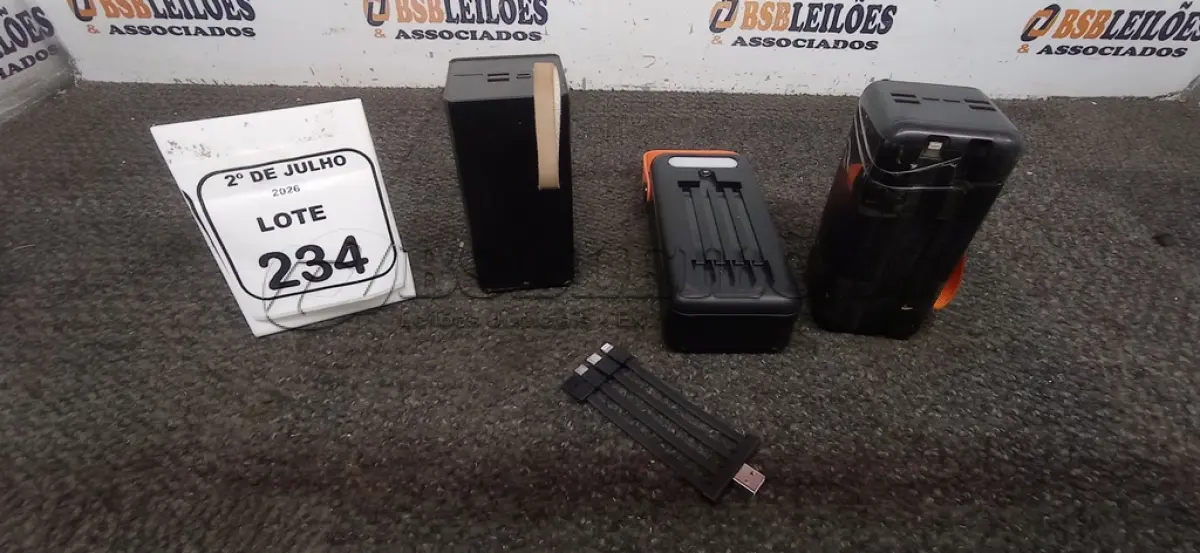 LOTE 234 - 03 POWER BANK DE MARCAS DIVERSAS. (NO ESTADO) ATENÇÃO! FAZER A VISITAÇÃO ANTES DE ARREMATAR, NÃO SABEMOS SE FUNCIONA, LEILÃO NÃO TEM GARANTIA E NEM DEVOLUÇÃO, SUJEITO A POSSÍVEIS AVARIAS VISÍVEIS/OCULTAS E/OU AUSÊNCIA DE COMPONENTES.