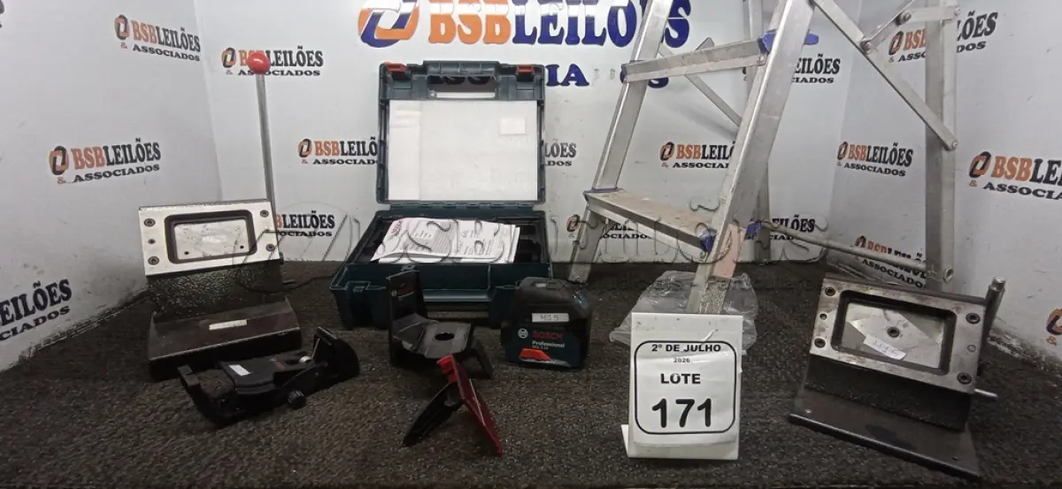 LOTE 171 - 01 LASER DE LINHAS PROFISSIONAL MODELO GCL 2-15 MARCA BOSCH COM CASE, 01 ESCADA DE 01 DEGRAU E 02 GUILHOTINAS PARA CARTÕES. (NO ESTADO) ATENÇÃO! FAZER A VISITAÇÃO ANTES DE ARREMATAR, NÃO SABEMOS SE FUNCIONA, LEILÃO NÃO TEM GARANTIA E NEM DEVOLUÇÃO, SUJEITO A POSSÍVEIS AVARIAS VISÍVEIS/OCULTAS E/OU AUSÊNCIA DE COMPONENTES.