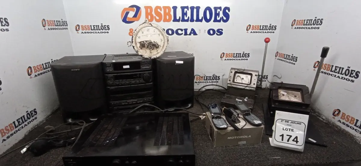 LOTE 174 - 01 MINI SYSTEM MARCA SONY, 01 AMPLIFICADOR, 01 MICROFONE DE CALIBRAÇÃO PARA RECEIVERS, 02 CELULARES DE MODELOS ANTIGOS E 02 GUILHOTINAS DE CARTÃO. (NO ESTADO) ATENÇÃO! FAZER A VISITAÇÃO ANTES DE ARREMATAR, NÃO SABEMOS SE FUNCIONA, LEILÃO NÃO TEM GARANTIA E NEM DEVOLUÇÃO, SUJEITO A POSSÍVEIS AVARIAS VISÍVEIS/OCULTAS E/OU AUSÊNCIA DE COMPONENTES.