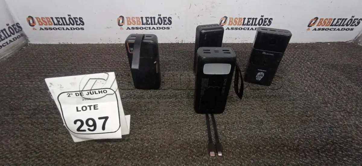 LOTE 297 - 04 POWER BANK DE MARCAS DIVERSAS. (NO ESTADO) ATENÇÃO! FAZER A VISITAÇÃO ANTES DE ARREMATAR, NÃO SABEMOS SE FUNCIONA, LEILÃO NÃO TEM GARANTIA E NEM DEVOLUÇÃO, SUJEITO A POSSÍVEIS AVARIAS VISÍVEIS/OCULTAS E/OU AUSÊNCIA DE COMPONENTES.