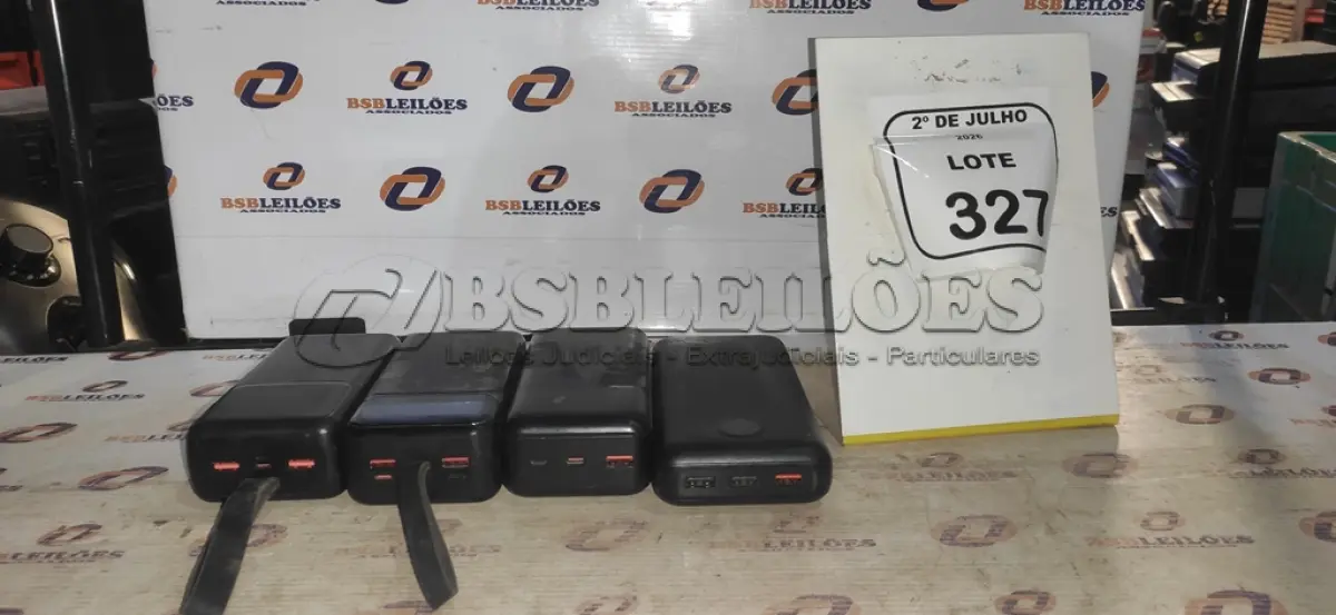 LOTE 327 - 04 POWER BANK DE MARCAS DIVERSAS. (NO ESTADO) ATENÇÃO! FAZER A VISITAÇÃO ANTES DE ARREMATAR, NÃO SABEMOS SE FUNCIONA, LEILÃO NÃO TEM GARANTIA E NEM DEVOLUÇÃO, SUJEITO A POSSÍVEIS AVARIAS VISÍVEIS/OCULTAS E/OU AUSÊNCIA DE COMPONENTES.