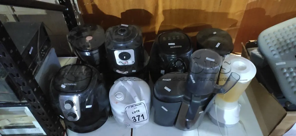 LOTE 371 - 02 AIR FRYERS, 02 CAFETEIRAS, 01 PANELA ELÉTRICA, 01 MULTIPROCESSADOR, 01 LIQUIDIFICADOR E 01 MOTOR DE LIQUIDIFICADOR. (NO ESTADO) ATENÇÃO! FAZER A VISITAÇÃO ANTES DE ARREMATAR, NÃO SABEMOS SE FUNCIONA, LEILÃO NÃO TEM GARANTIA E NEM DEVOLUÇÃO, SUJEITO A POSSÍVEIS AVARIAS VISÍVEIS/OCULTAS E/OU AUSÊNCIA DE COMPONENTES.