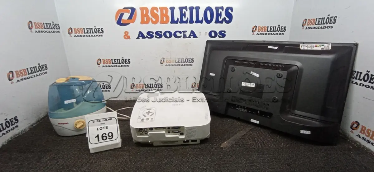 LOTE 169 - 01 TV 27’’ MARCA PHILCO, 01 PROJETOR E 01 UMIDIFICADOR. (NO ESTADO) ATENÇÃO! FAZER A VISITAÇÃO ANTES DE ARREMATAR, NÃO SABEMOS SE FUNCIONA, LEILÃO NÃO TEM GARANTIA E NEM DEVOLUÇÃO, SUJEITO A POSSÍVEIS AVARIAS VISÍVEIS/OCULTAS E/OU AUSÊNCIA DE COMPONENTES.