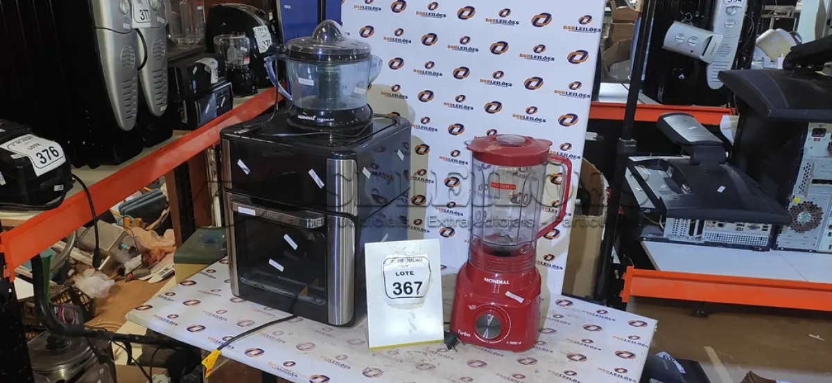 LOTE 367 - 01 AIR FRYER/FORNO 12L 220V MARCA MONDIAL 01 ESPREMEDOR DE FRUTAS E 01 LIQUIDIFICADOR MARCA MONDIAL. (NO ESTADO) ATENÇÃO! FAZER A VISITAÇÃO ANTES DE ARREMATAR, NÃO SABEMOS SE FUNCIONA, LEILÃO NÃO TEM GARANTIA E NEM DEVOLUÇÃO, SUJEITO A POSSÍVEIS AVARIAS VISÍVEIS/OCULTAS E/OU AUSÊNCIA DE COMPONENTES.