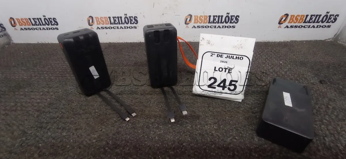 LOTE 245 - 03 POWER BANK DE MARCAS DIVERSAS. (NO ESTADO) ATENÇÃO! FAZER A VISITAÇÃO ANTES DE ARREMATAR, NÃO SABEMOS SE FUNCIONA, LEILÃO NÃO TEM GARANTIA E NEM DEVOLUÇÃO, SUJEITO A POSSÍVEIS AVARIAS VISÍVEIS/OCULTAS E/OU AUSÊNCIA DE COMPONENTES.