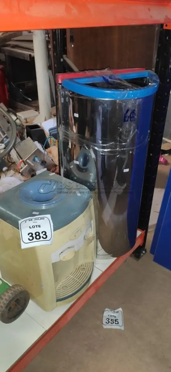 LOTE 383 - 01 BEBEDOURO PARA GARRAFÃO, E 02 LIXEIRAS EM INOX. (NO ESTADO) ATENÇÃO! FAZER A VISITAÇÃO ANTES DE ARREMATAR, NÃO SABEMOS SE FUNCIONA, LEILÃO NÃO TEM GARANTIA E NEM DEVOLUÇÃO, SUJEITO A POSSÍVEIS AVARIAS VISÍVEIS/OCULTAS E/OU AUSÊNCIA DE COMPONENTES.