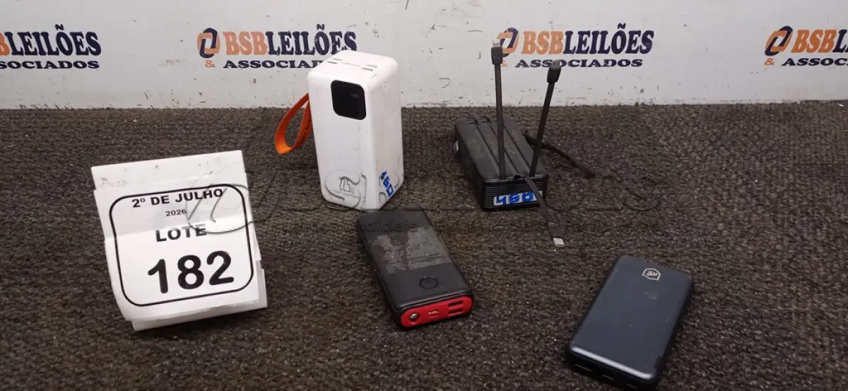LOTE 182 - 04 POWER BANK DE MARCAS DIVERSAS. (NO ESTADO) ATENÇÃO! FAZER A VISITAÇÃO ANTES DE ARREMATAR, NÃO SABEMOS SE FUNCIONA, LEILÃO NÃO TEM GARANTIA E NEM DEVOLUÇÃO, SUJEITO A POSSÍVEIS AVARIAS VISÍVEIS/OCULTAS E/OU AUSÊNCIA DE COMPONENTES.