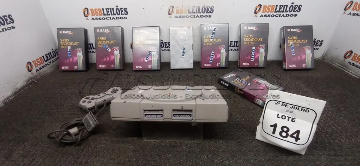 LOTE 184 - 01 PLAY STATION 1 COM 01 CONTROLE E 07 FITAS VHS BASF MARCA EMTEC. (NO ESTADO) ATENÇÃO! FAZER A VISITAÇÃO ANTES DE ARREMATAR, NÃO SABEMOS SE FUNCIONA, LEILÃO NÃO TEM GARANTIA E NEM DEVOLUÇÃO, SUJEITO A POSSÍVEIS AVARIAS VISÍVEIS/OCULTAS E/OU AUSÊNCIA DE COMPONENTES.