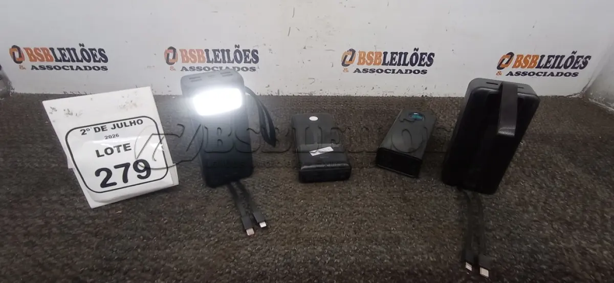 LOTE 279 - 04 POWER BANK DE MARCAS DIVERSAS. (NO ESTADO) ATENÇÃO! FAZER A VISITAÇÃO ANTES DE ARREMATAR, NÃO SABEMOS SE FUNCIONA, LEILÃO NÃO TEM GARANTIA E NEM DEVOLUÇÃO, SUJEITO A POSSÍVEIS AVARIAS VISÍVEIS/OCULTAS E/OU AUSÊNCIA DE COMPONENTES.