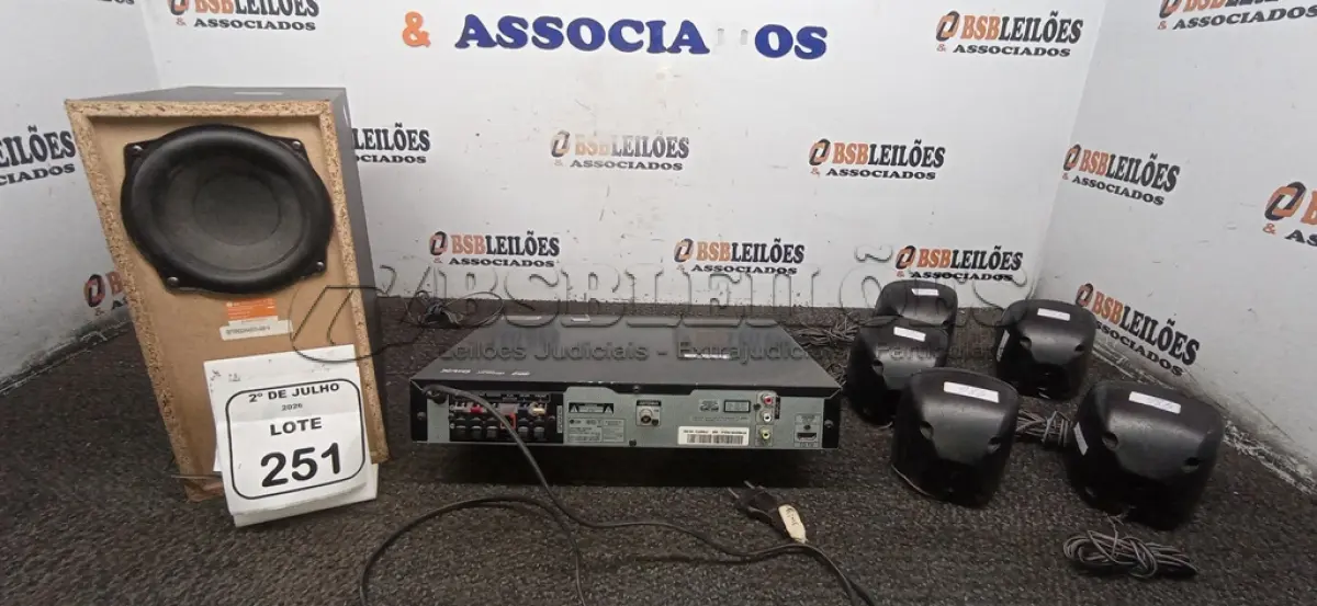 LOTE 251 - 01 HOME THEATER COM 06 CAIXAS MARCA LG. (NO ESTADO) ATENÇÃO! FAZER A VISITAÇÃO ANTES DE ARREMATAR, NÃO SABEMOS SE FUNCIONA, LEILÃO NÃO TEM GARANTIA E NEM DEVOLUÇÃO, SUJEITO A POSSÍVEIS AVARIAS VISÍVEIS/OCULTAS E/OU AUSÊNCIA DE COMPONENTES.