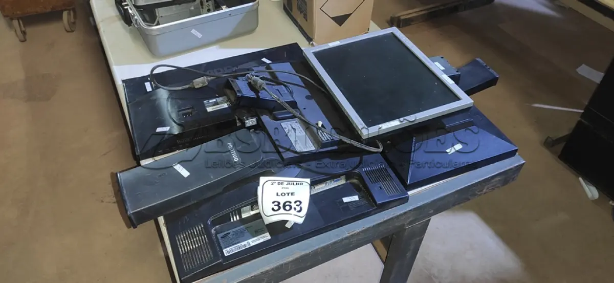 LOTE 363 - 05 MONITORES DE MARCAS E MODELOS DIVERSOS. (NO ESTADO) ATENÇÃO! FAZER A VISITAÇÃO ANTES DE ARREMATAR, NÃO SABEMOS SE FUNCIONA, LEILÃO NÃO TEM GARANTIA E NEM DEVOLUÇÃO, SUJEITO A POSSÍVEIS AVARIAS VISÍVEIS/OCULTAS E/OU AUSÊNCIA DE COMPONENTES.
